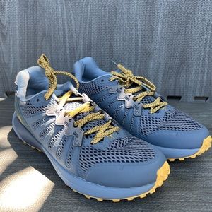Women’s sneaker size 9